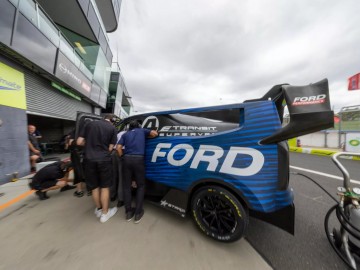Ford Transit SuperVan 4.2 szybszy od Porsche i Corvette
